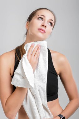 kadın bir çalışmadan sonra bir havlu ile