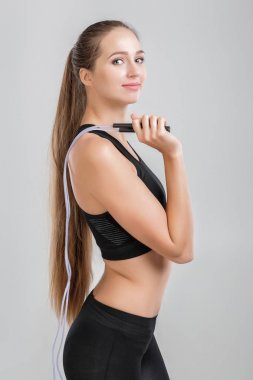 bir ipi tutan atletik kadın