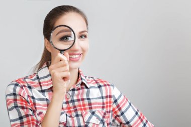 kadın bir büyüteç görünüyor