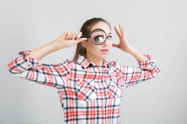 kadın bir büyüteç görünüyor