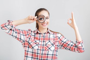 kadın bir büyüteç görünüyor