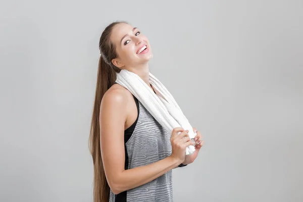 Sportieve vrouw met handdoek na training — Stockfoto