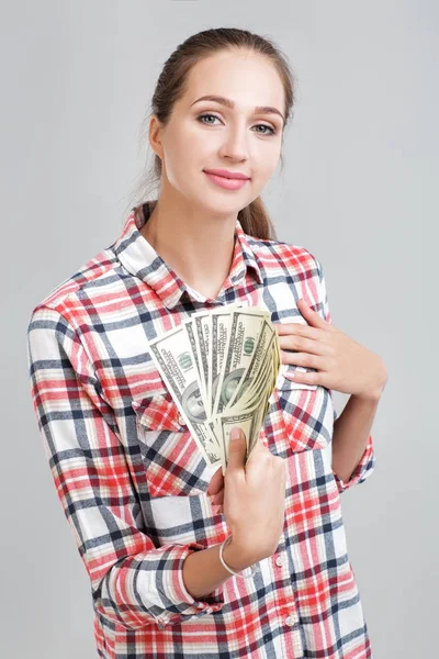 Mujer en una camisa a cuadros con billetes de dólar — Foto de Stock