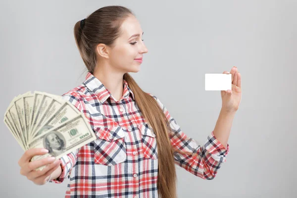 Mujer tiene billetes de dólar y tarjeta de plástico . — Foto de Stock