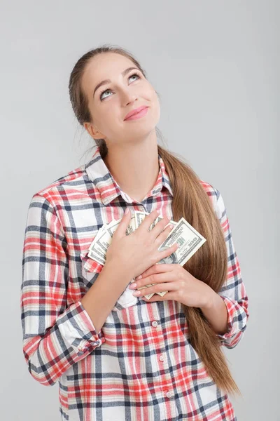 Mujer en una camisa a cuadros con billetes de dólar . — Foto de Stock