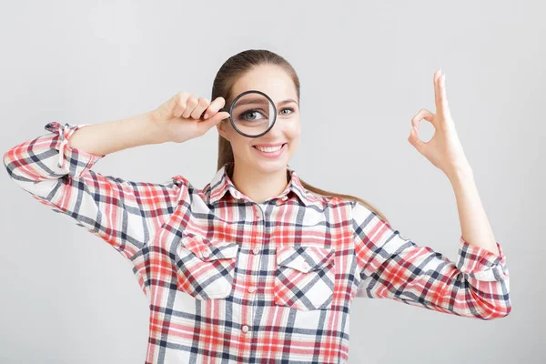 kadın bir büyüteç görünüyor