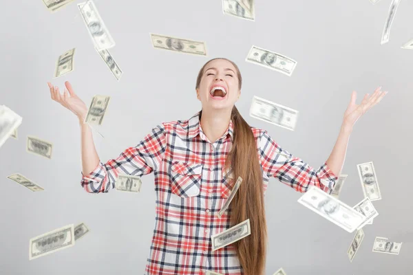 Mujer feliz de pie bajo la lluvia de dinero — Foto de Stock