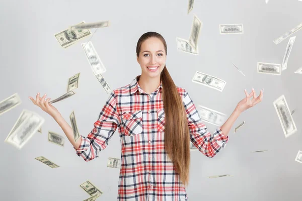 Mujer feliz de pie bajo la lluvia de dinero — Foto de Stock