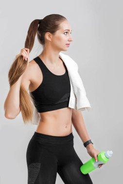 Elinde su şişesi olan kadın.