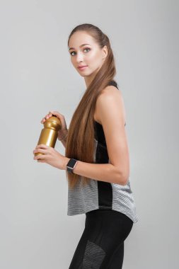 Elinde su şişesi olan kadın.