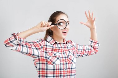 kadın bir büyüteç görünüyor