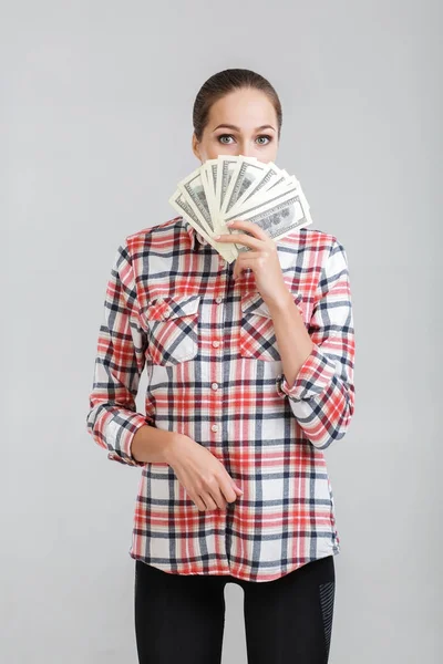 Nő a kockás ing gazdaság dollár számlák — Stock Fotó