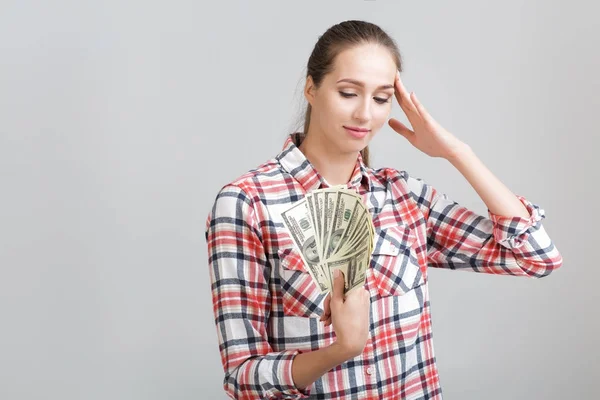 Mujer en una camisa a cuadros con billetes de dólar — Foto de Stock