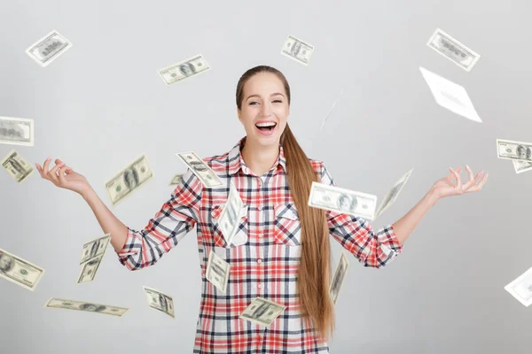 Mujer feliz de pie bajo la lluvia de dinero — Foto de Stock