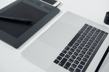 Profesyonel retoucher çalışma alanı.