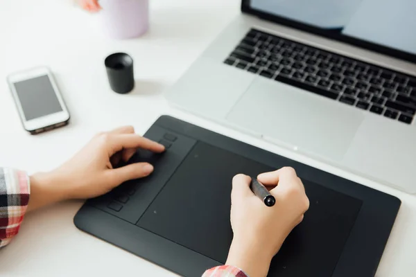 Retouching on computer laptop — Stock Photo, Image