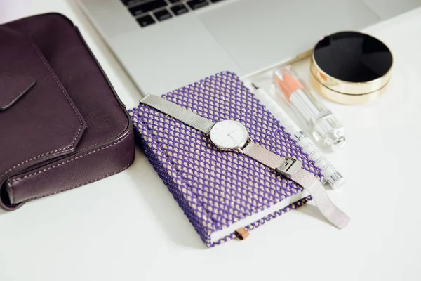 Reloj de mujer, cuaderno y pluma —  Fotos de Stock