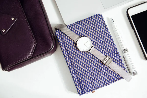 Reloj de mujer, cuaderno y pluma — Foto de Stock