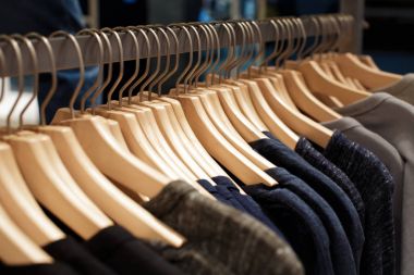 kadın giysi raf ahşap askı