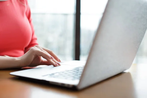 Hands typing on laptop keyboard — Stock Photo, Image