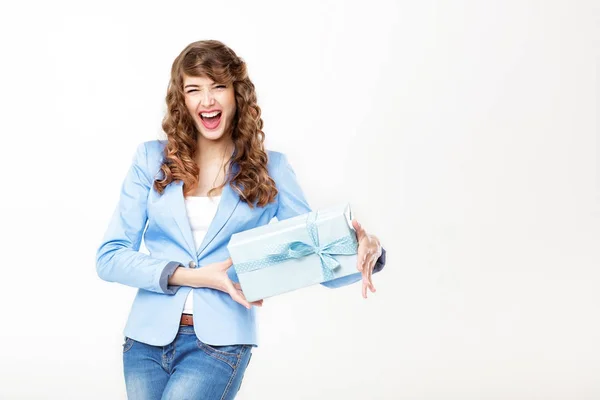 Hermosa mujer en chaqueta sostiene caja de regalo . — Foto de Stock