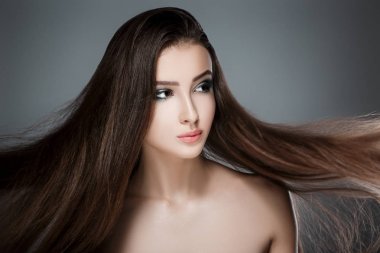 Yeşil akşam makyajlı güzel kadın