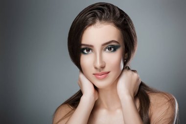 Yeşil akşam makyajlı güzel kadın