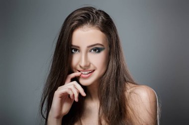 Yeşil akşam makyajlı güzel kadın