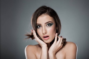 Yeşil akşam makyajlı güzel kadın