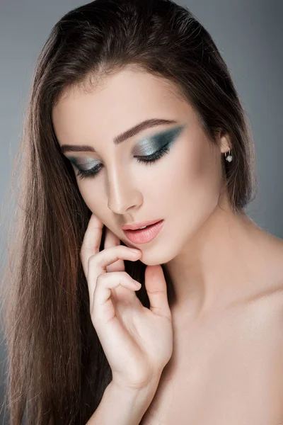 Schöne Frau mit grünem Abend-Make-up — Stockfoto