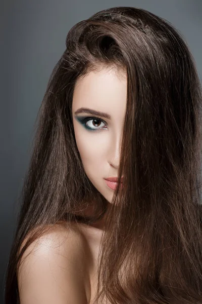 Zöld este make-up a gyönyörű nő — Stock Fotó