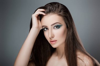 Yeşil akşam makyajlı güzel kadın