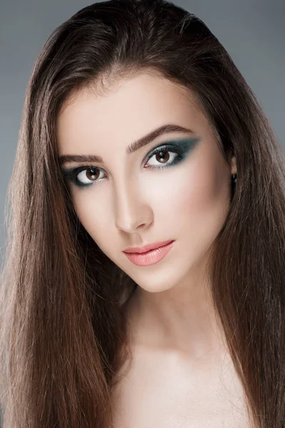 Vacker kvinna med grön kväll make-up — Stockfoto