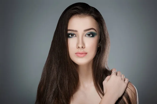 Hermosa mujer con maquillaje de noche verde — Foto de Stock