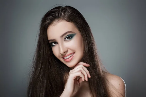 Vacker kvinna med grön kväll make-up — Stockfoto