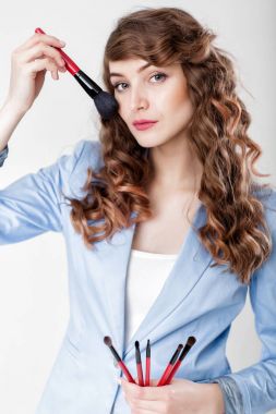 Makyöz makyaj fırça tutan