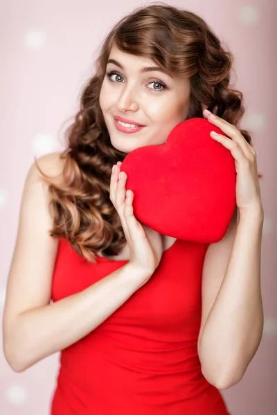 Frau mit roten Herzen auf rosa Hintergrund. — Stockfoto