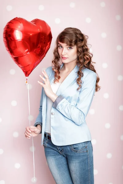 Femme avec des ballons à air en forme de coeur — Photo