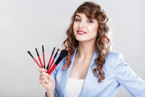Maquillador sosteniendo cepillo de maquillaje — Foto de Stock