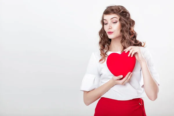 Mujer sosteniendo corazón rojo —  Fotos de Stock