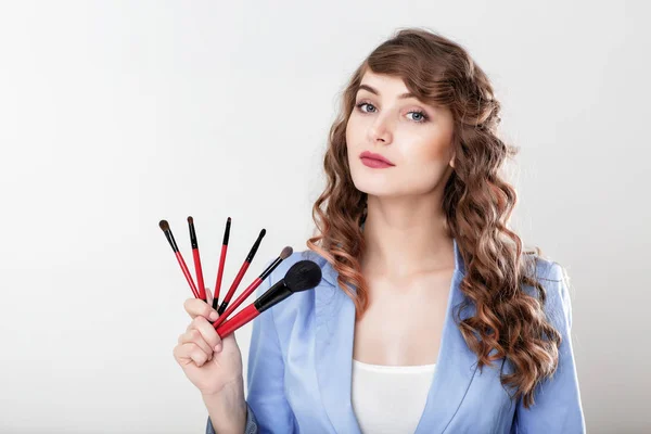 Maquillador sosteniendo cepillo de maquillaje —  Fotos de Stock