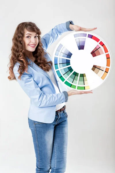 Vrouw met kleurenwiel — Stockfoto