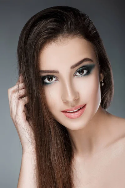 Hermosa mujer con maquillaje de noche verde — Foto de Stock