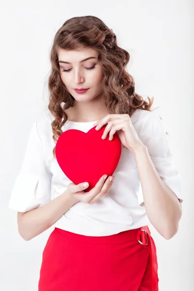 Mujer sosteniendo corazón rojo —  Fotos de Stock