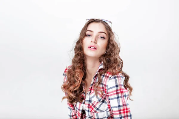 Mujer en gafas de sol y camisa a cuadros —  Fotos de Stock