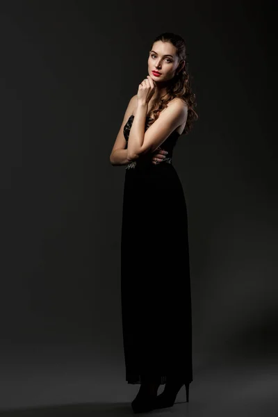 Gyönyörű göndör nő fekete ruha — Stock Fotó