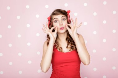 Kadın pembe bir arka plan üzerinde kırmızı kalp.