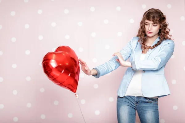 Femme avec des ballons à air en forme de coeur — Photo