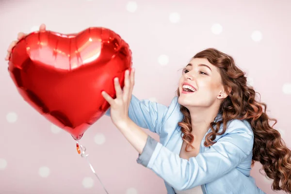 Mujer con globos de aire en forma de corazón —  Fotos de Stock