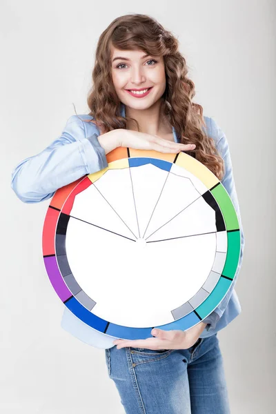 Mujer sosteniendo rueda de color —  Fotos de Stock